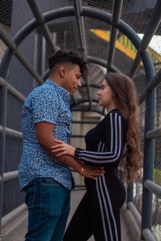 Gerardo y Giovana mirándose con amor