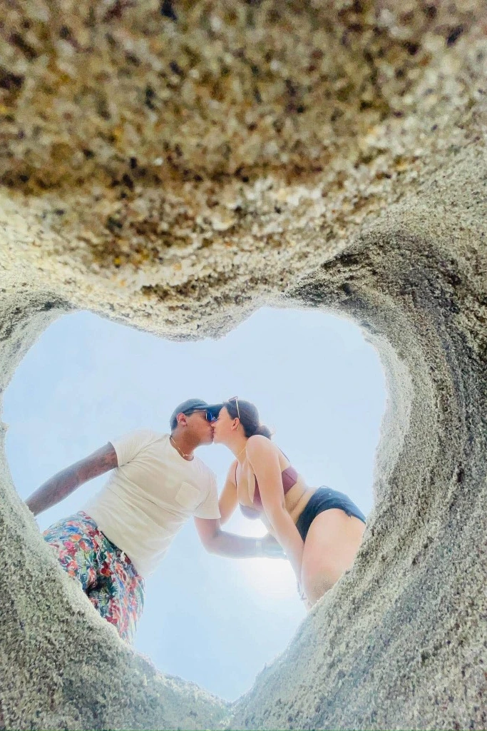 Gerardo y Giovana besándose en la playa